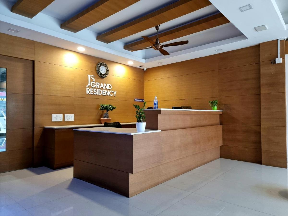 Js Grand Residency Hotel Palakkad Esterno foto
