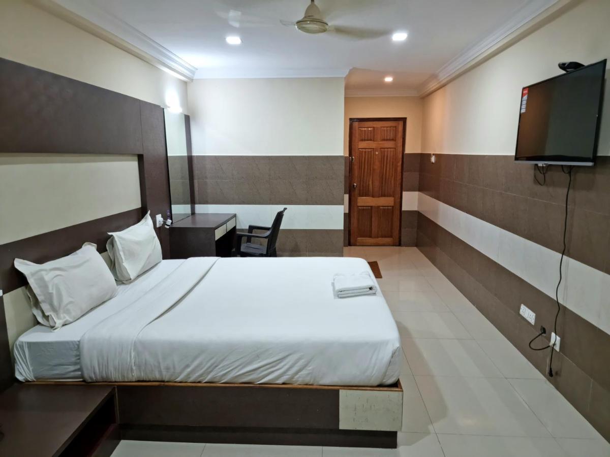 Js Grand Residency Hotel Palakkad Esterno foto