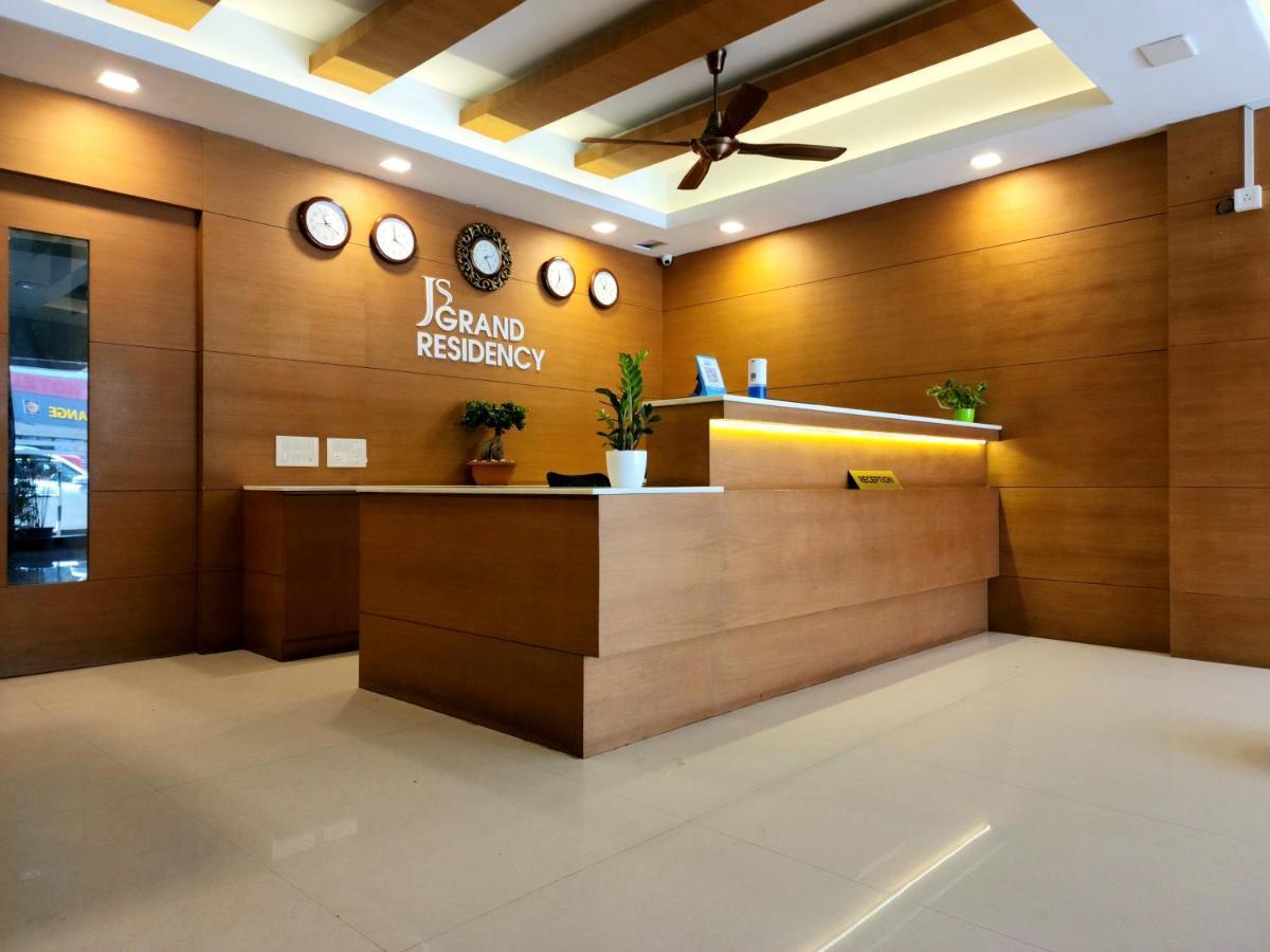 Js Grand Residency Hotel Palakkad Esterno foto